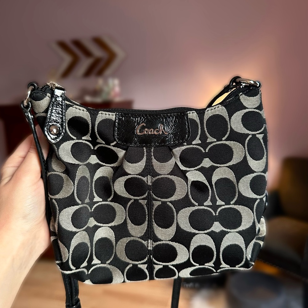 authentic vintage Coach black and silver monogram crossbody bag🖤